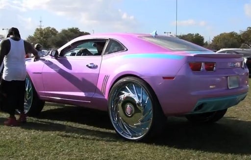 Video: A Bright Pink Camaro Rolling On 30-Inch Rims