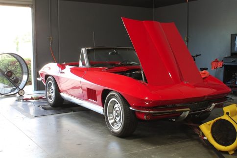 Video: Installing Edelbrock's E-Street EFI On A Classic Corvette