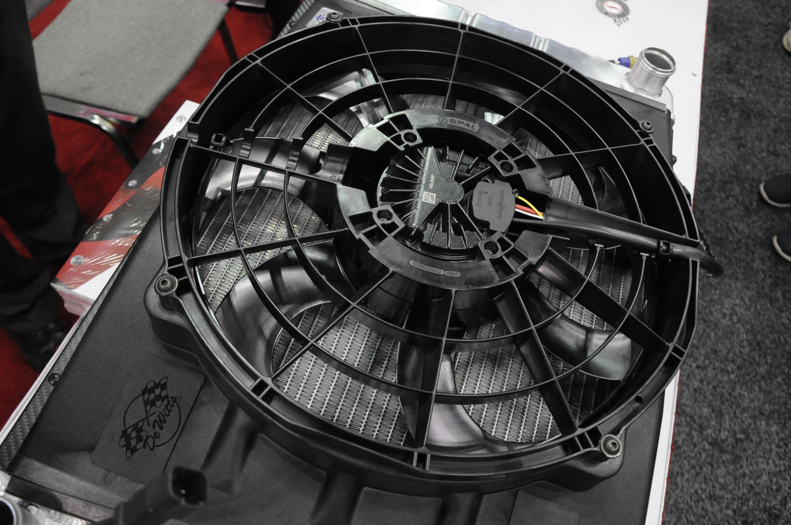 Brushless electric cooling fan